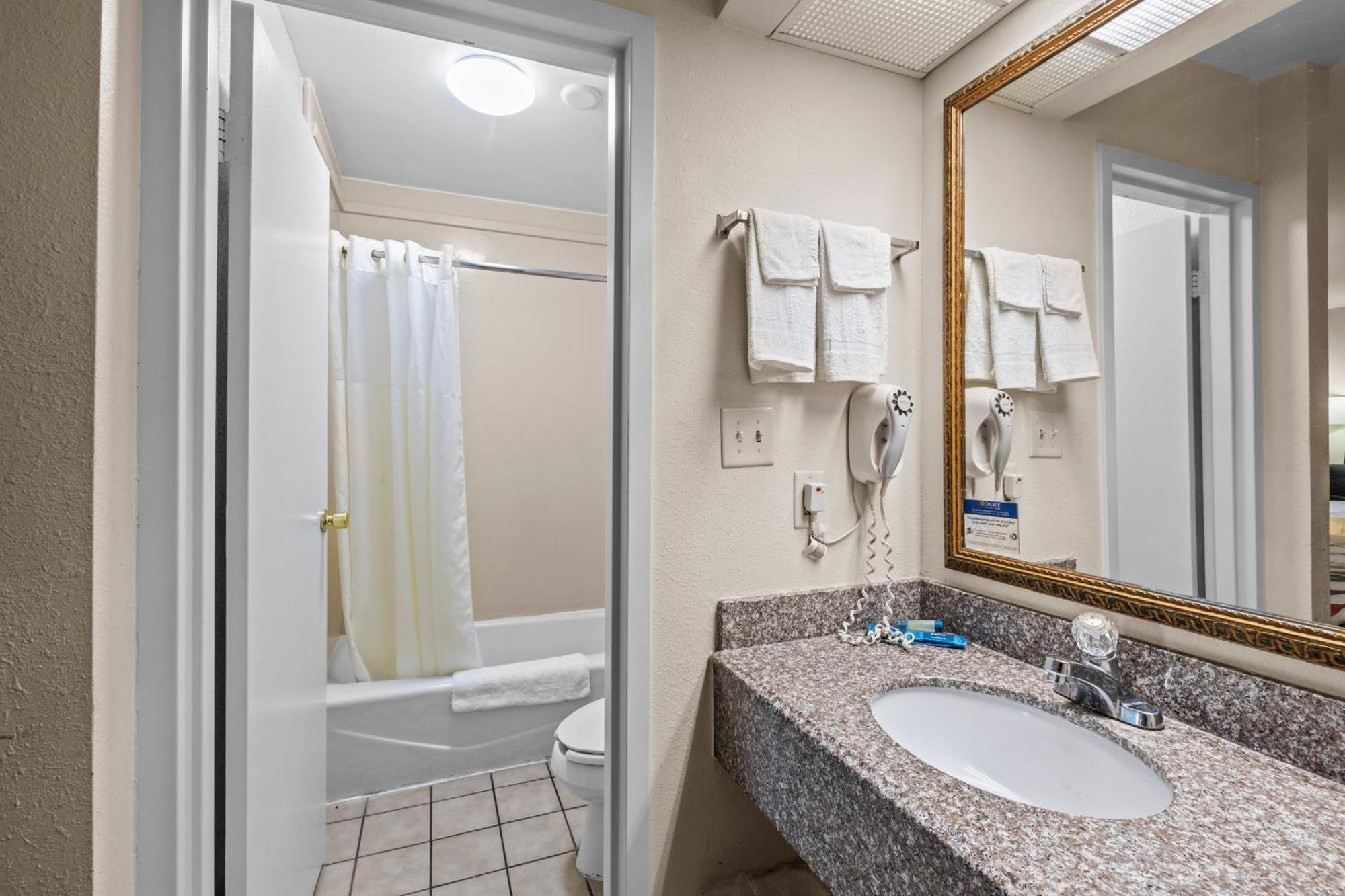Garnet Inn & Suites, Morehead City Near Atlantic Beach Habitación foto